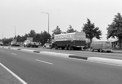 127392 Afbeelding van geparkeerde vrachtauto's langs de Utrechtseweg te De Bilt.